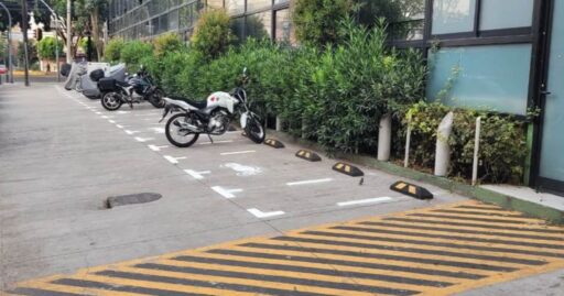 Estacionamiento de motos en plazas comerciales de CDMX, ¿qué cambios hubo?
