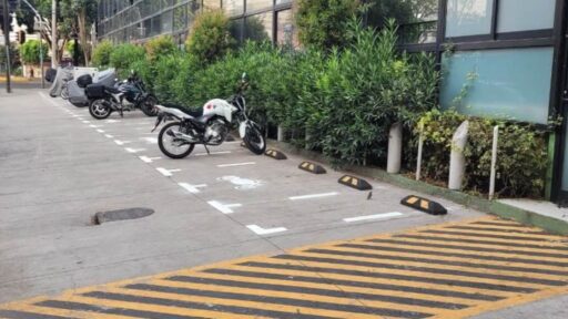 Estacionamiento de motos en plazas comerciales de CDMX, ¿qué cambios hubo?