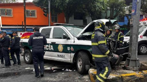 Patrulla CDMX se estrella contra poste tras chocar con 3 autos en Iztapalapa