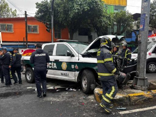 Patrulla CDMX se estrella contra poste tras chocar con 3 autos en Iztapalapa