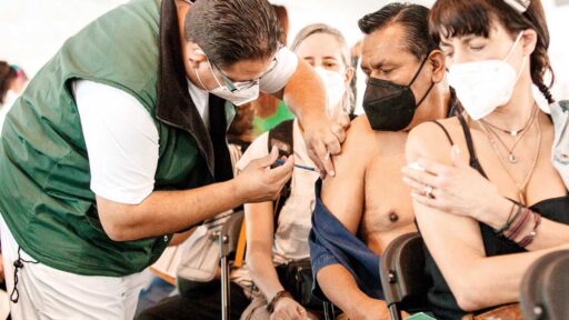 La población se cansó, el Covid no; urgen a fortalecer vacunación