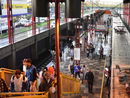 Lluvia y marcha lenta en L 3, 4, 5, 8, 9, 12, A y B en regreso a clases ¡CAÓTICO!