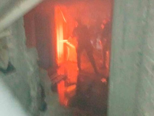 Policías de CDMX rescatan a hombre entre llamas tras explosión en Álvaro Obregón