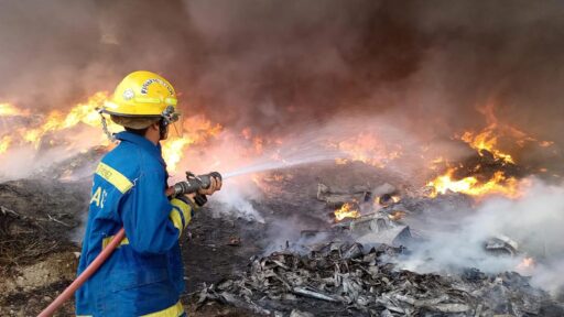 Quema de basura se sale de control y provoca fuerte incendio