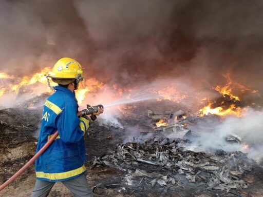 Quema de basura se sale de control y provoca fuerte incendio