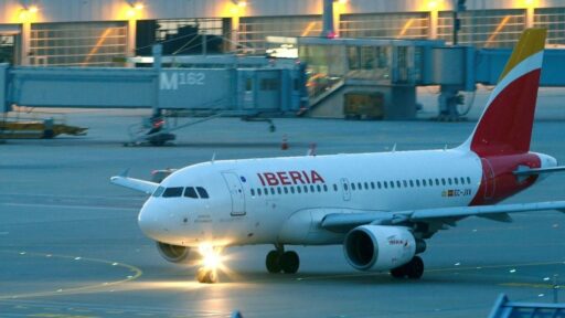 Denuncian a aerolínea Iberia por no pagar reembolso de vuelo cancelado
