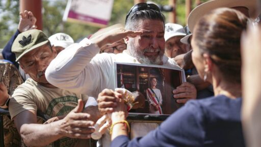 Citlalli comparte foto de ciudadano cuadrándose ante Sheinbaum; resalta “ternura radical y respeto” a la Presidenta | El Universal