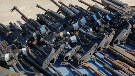 Sedena identifica 11 rutas de tráfico de armas desde EU que abastecen redes criminales en México