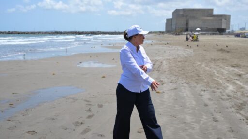 Rocío Nahle supervisa limpieza de crudo en playas de Boca del Río, Veracruz