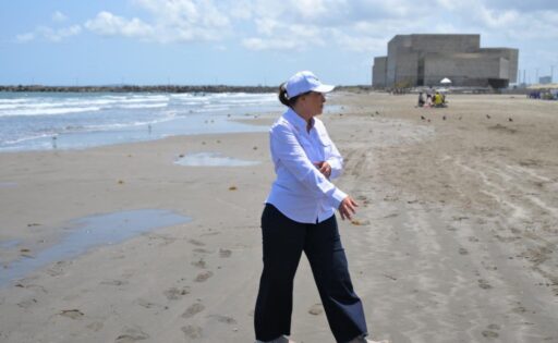 Rocío Nahle supervisa limpieza de crudo en playas de Boca del Río, Veracruz