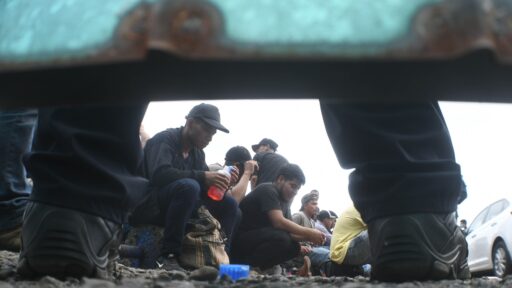 Sobreviviendo al narco: Migrantes deportados a México están en riesgo por los cárteles, según HRW