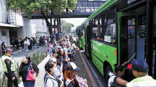 Viven calvario por cierre de L2 y falla en Tren Ligero | El Universal