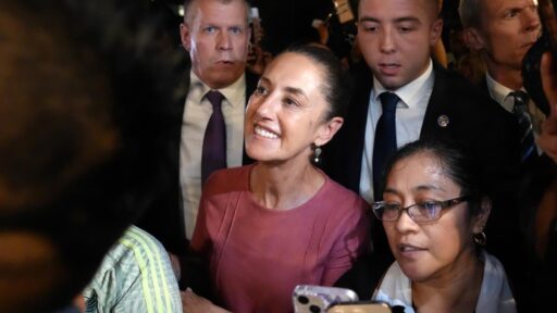 Sheinbaum aterriza en Nueva York para acudir a la final del Mundial; mexicanos la esperan en su hotel