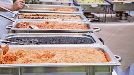 Bienestar gastará 83 mdp en comida para reuniones; hamburguesas, mole, pozole y taquizas en el menú