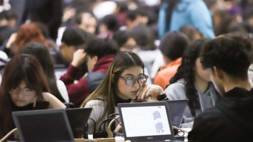 Llegan hasta en muletas a examen de control UNAM: ‘Que no se queden los tramposos’, piden estudiantes