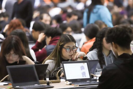 Llegan hasta en muletas a examen de control UNAM: ‘Que no se queden los tramposos’, piden estudiantes