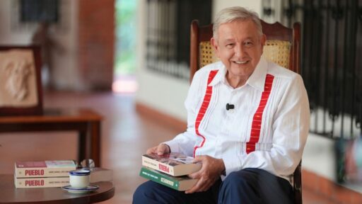AMLO reaparece y presenta ‘Pueblo’, su segundo libro: ‘Aunque la palabra le cause molestia a algunos’