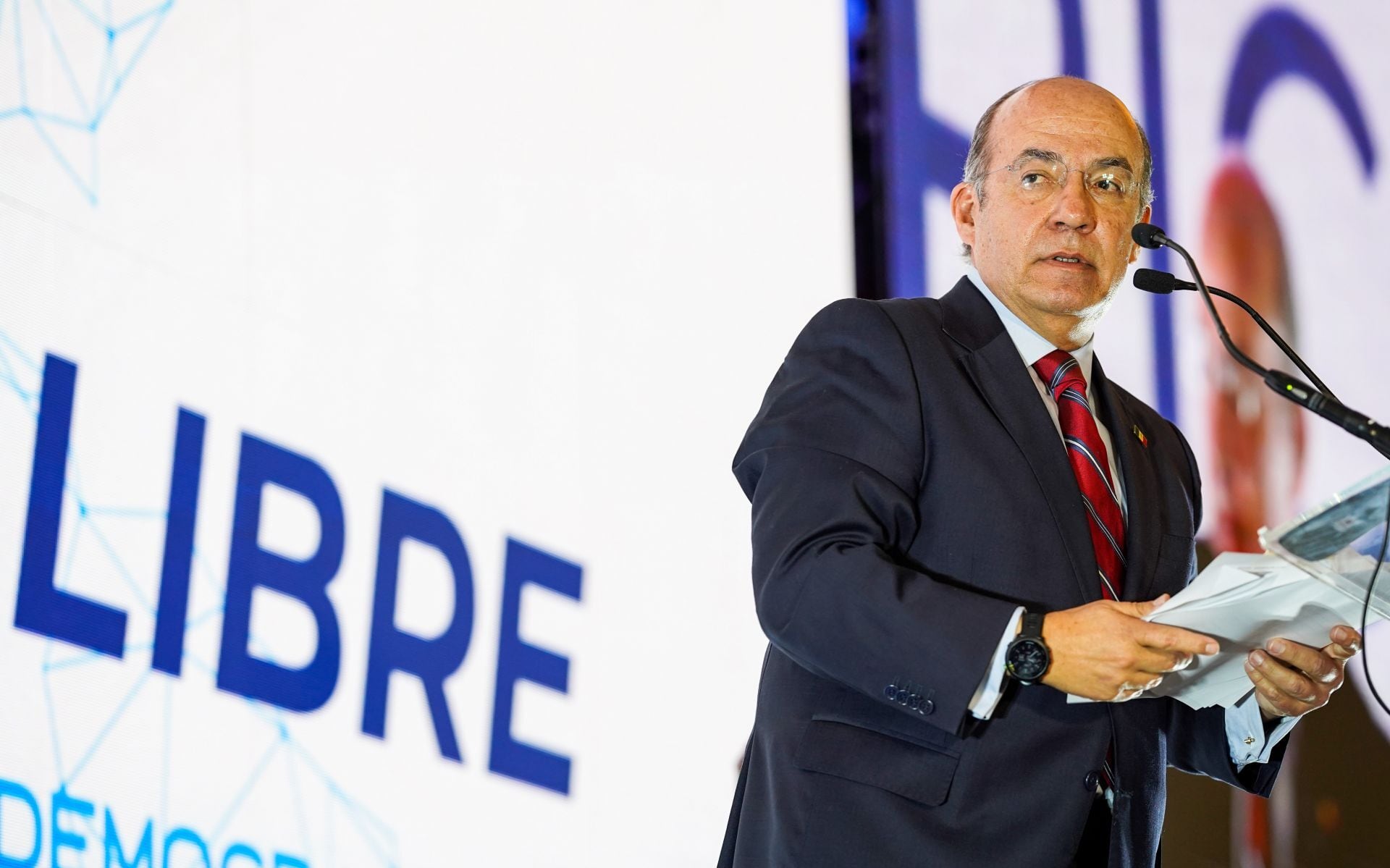 Felipe Calderón asegura que ‘el crimen organizado y no la oposición’ es la amenaza para México