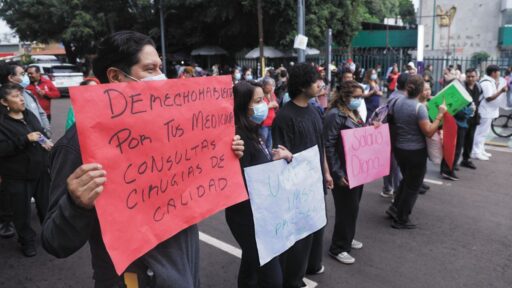 Trabajadores del IMSS exigen insumos en hospitales