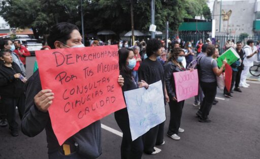 Trabajadores del IMSS exigen insumos en hospitales